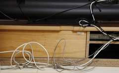 ごちゃごちゃ絡まるテレビの配線「500円で解決できるとは…！」