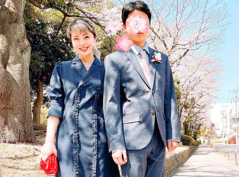 住谷杏奈さんとレイザーラモンHGさんの長男は現在、中学2年生に（写真は小学校の卒業式）