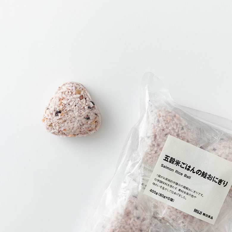無印良品の冷凍五穀米ごはんの鮭おにぎり