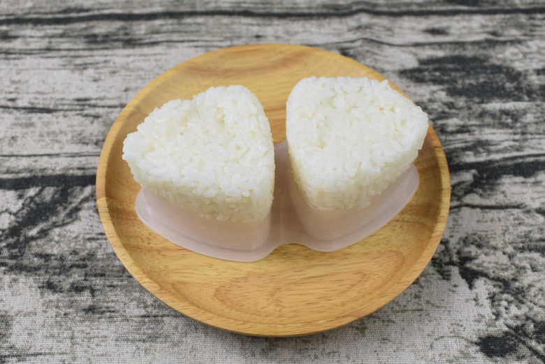 セリアのおすすめキッチン用品「おにぎりなるほど押し型三角」の使用中画像