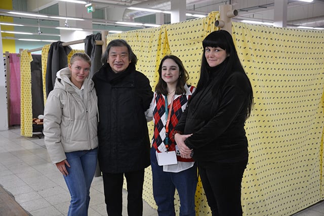 ポーランド・ヘルムの避難所でウクライナから避難してきた女性と坂さん（写真左から2番目）撮影／Jerzy Latka