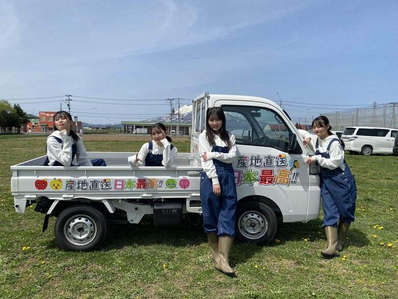 旧メンバーが卒業し、今年4月からメンバーが入れ替わった新生りんご娘（左から金星（3代目）、ピンクレディ、はつ恋ぐりん、スターキングデリシャス）