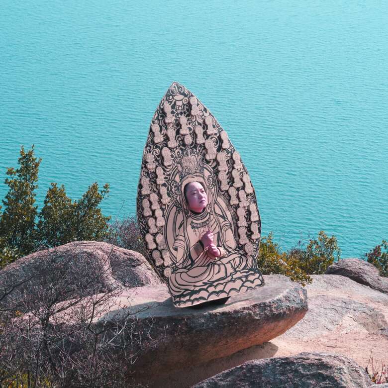 化仏（背景に貼り付けられた小さな仏さま）を立体的に見せた作品