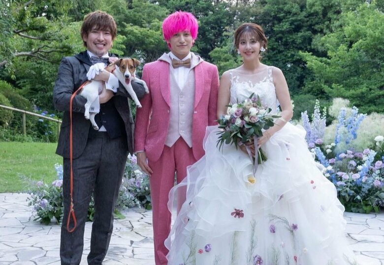 結婚式でお揃いのタキシードに身を包んだEXITと妻の本郷杏奈さん