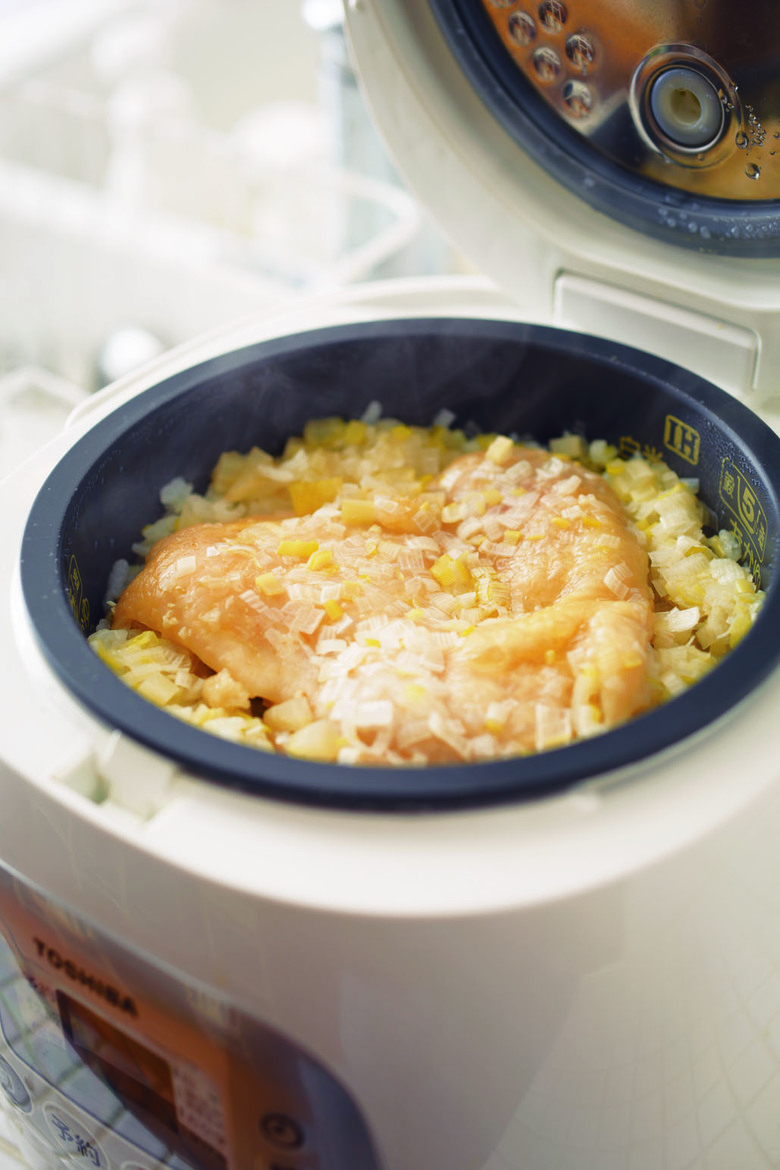 炊飯器にセットして炊く。炊き上がったらご飯と、食べやすく切った鶏肉を器に盛る。鶏肉に混ぜ合わせたB をかけ、ご飯に粗びき黒こしょう（分量外）をふり、あれば好みの野菜（分量外）を添える。