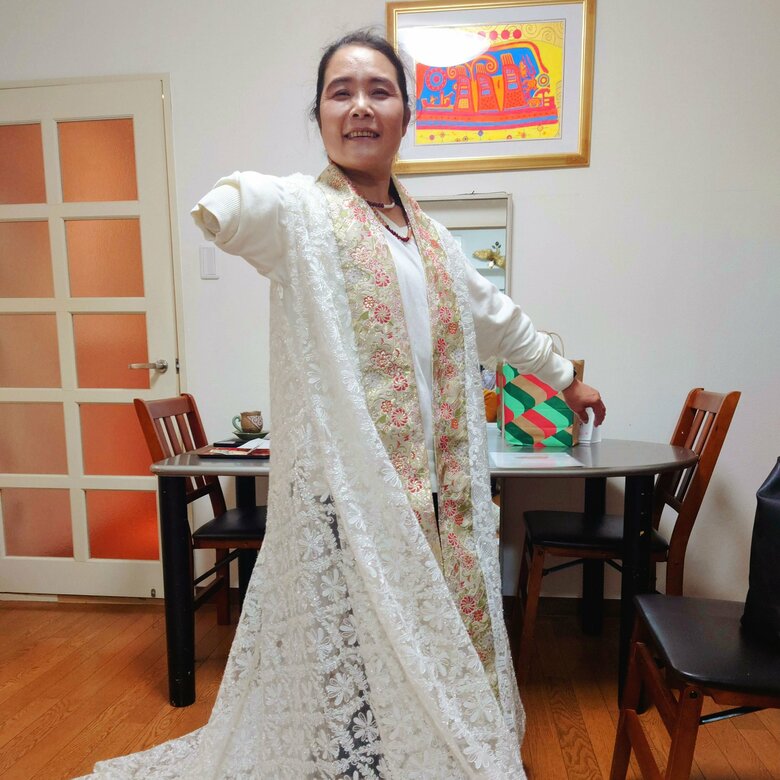 衣装をお願いしているデザイナーさん宅で打ち合わせ中