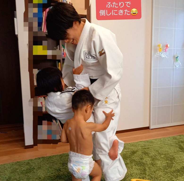 おうち柔道をする松本さんとふたりのお子さん（インスタグラムより）