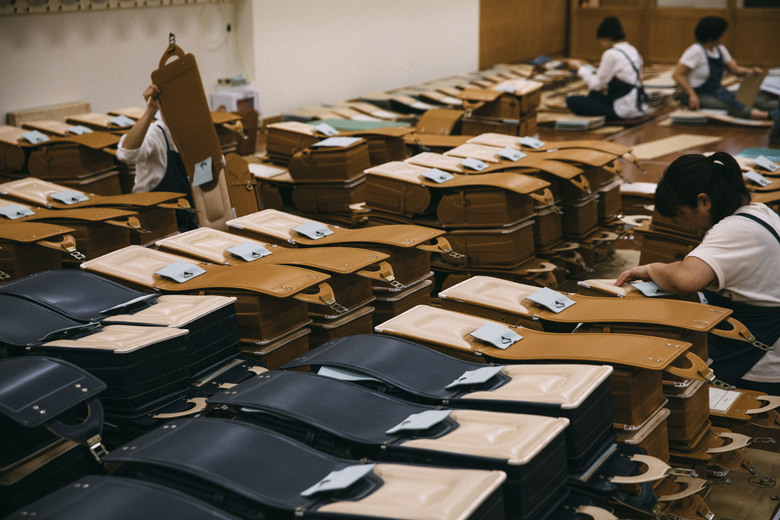 ▲工房内には完成間近のランドセルがずらりと並んでいる