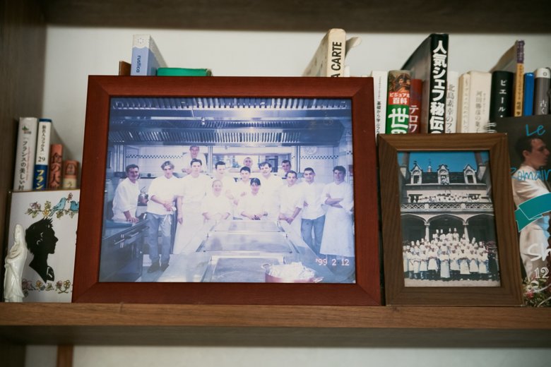 ▲フランスで修行していた当時の写真。 志麻さんの自宅にはこのころに読んでいたフレンチの参考書がたくさん並んでいる。