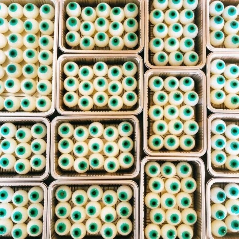 圧巻！充血なしの目玉ゼリーが大量に並ぶ工房