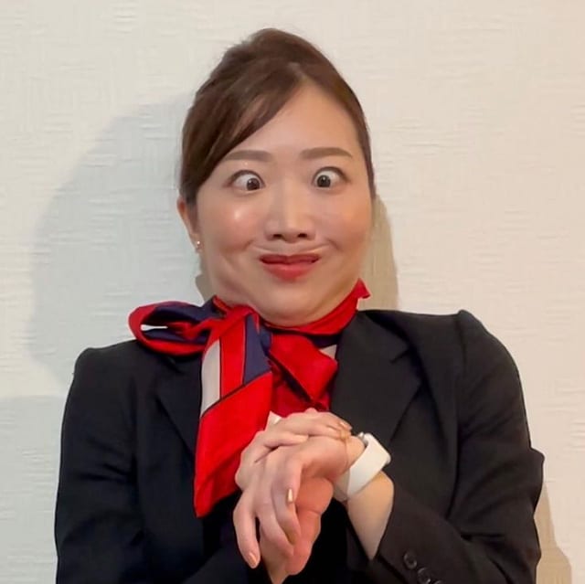 1986年大阪府生まれ。元エミレーツ航空CA芸人。バイヤー・CA・海外営業・コンサルタントを含む4回の転職を経て、コロナ入院をきっかけに芸人という天職に出会う。約70カ国を訪れた経験を活かし、海外へも発信できるよう英語のネタも豊富。InstagramやYouTubeでネタを発信中。