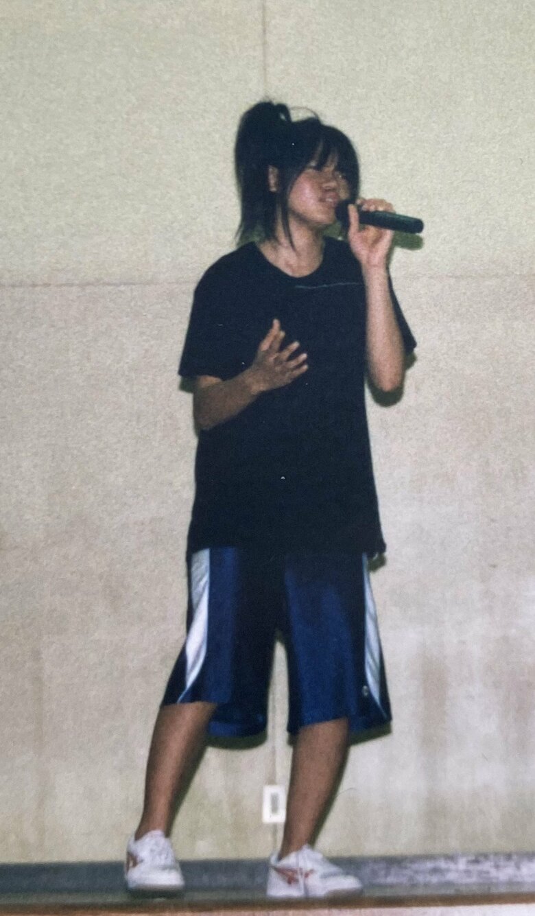 高校生の頃にステージで歌うハリウさん
