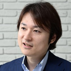 京都大学大学院情報学研究科在学中の2000年1月、株式会社ゆめみ設立・代表取締役就任。在学中に100万人規模のコミュニティサービスを立ち上げ、その後も1000万人規模のモバイルコミュニティ・モバイルECサービスを成功させる。 また、大手企業向けのデジタルマーケティングの立ち上げ支援を行い、共創型で関わったインターネットサービスの規模は5000万人規模を誇り、スマートデバイスを活用したデジタル変革（DX）を行うリーディングカンパニーとしてゆめみグループを成長させた。