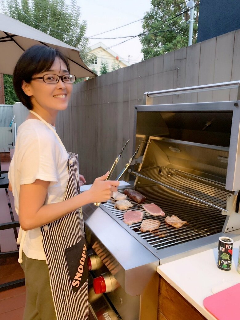 家族とバーベキューを楽しむ中村さん