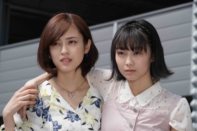 ▲『ビルド』のヒロイン、石動美空（右）と滝川紗羽（左）。石動惣一を父に持つ美空のバングルには、滅亡した火星の王妃・ベルナージュの魂が宿っていました。ベルナージュは時に、美空の身体を借りて、エボルトと戦うビルドたちに助言を与えたり、不思議な能力で彼らをバックアップしたりするのですが、その魂にも、間もなく限界が訪れようとしていました……。滝川紗羽は、当初は戦争の裏で暗躍する企業・難波重工のスパイとして、ビルドの謎を探るべく活動していましたが、現在は戦兎や美空たちに協力しています。