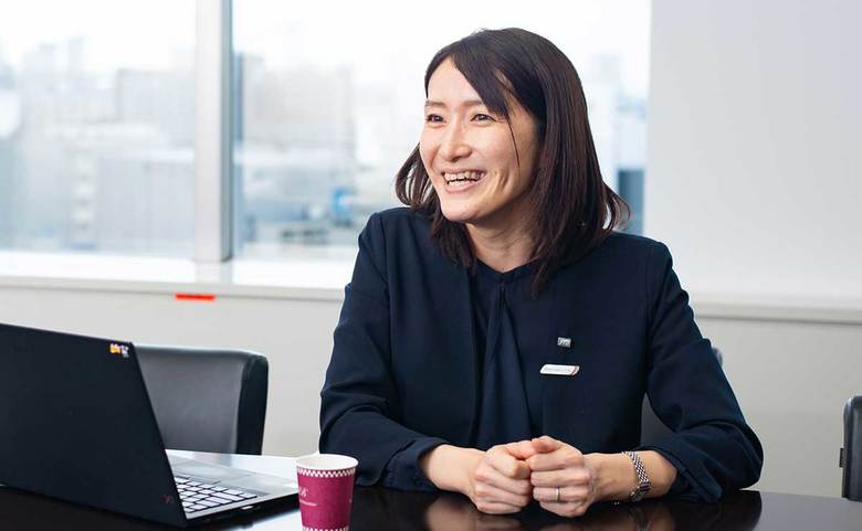 竹村あおみさん／2007年入社。営業職を経験した後、人事部企画チームに配属。新制度の企画・検討や、既存の制度の見直し、労務管理を担当。小学2年生のお子さんを持ち、育児と仕事を両立。在宅勤務がスタンダードになったことでフルタイムでの勤務が可能に。