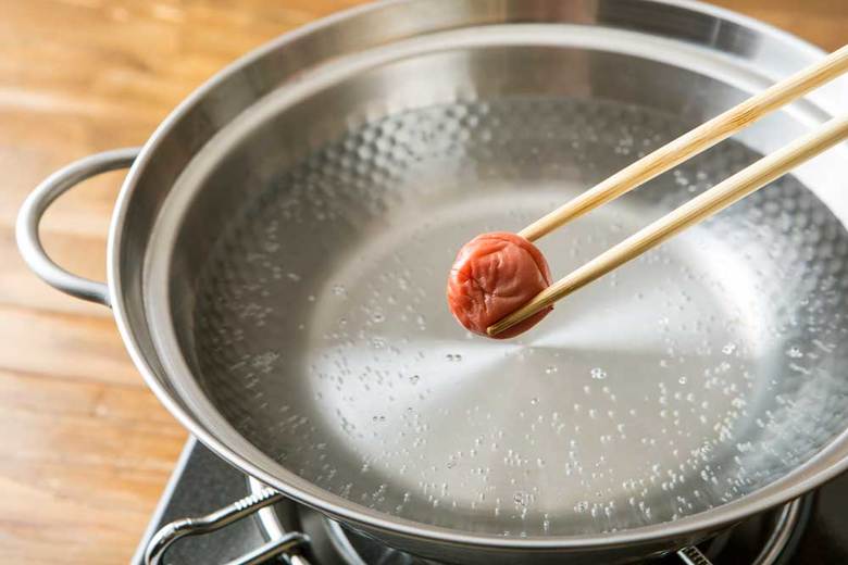 ▲これがそうめんにコシを出す最大のポイント。酸っぱい梅干しを入れると、クエン酸効果で麺にいっそうのコシが出ます。