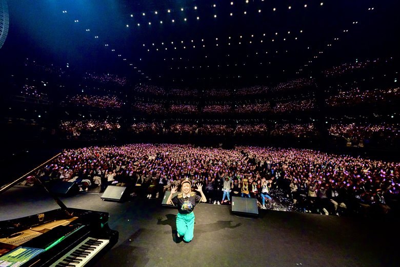 47都道府県ピアノツアー、行く先々で大勢のファンと撮影