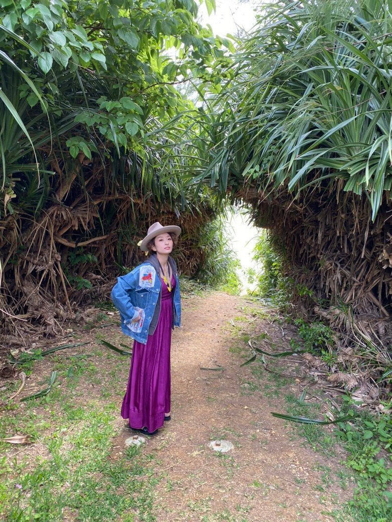 大自然の中で、紫のワンピース姿の島袋さん「アンニュイな表情も素敵」