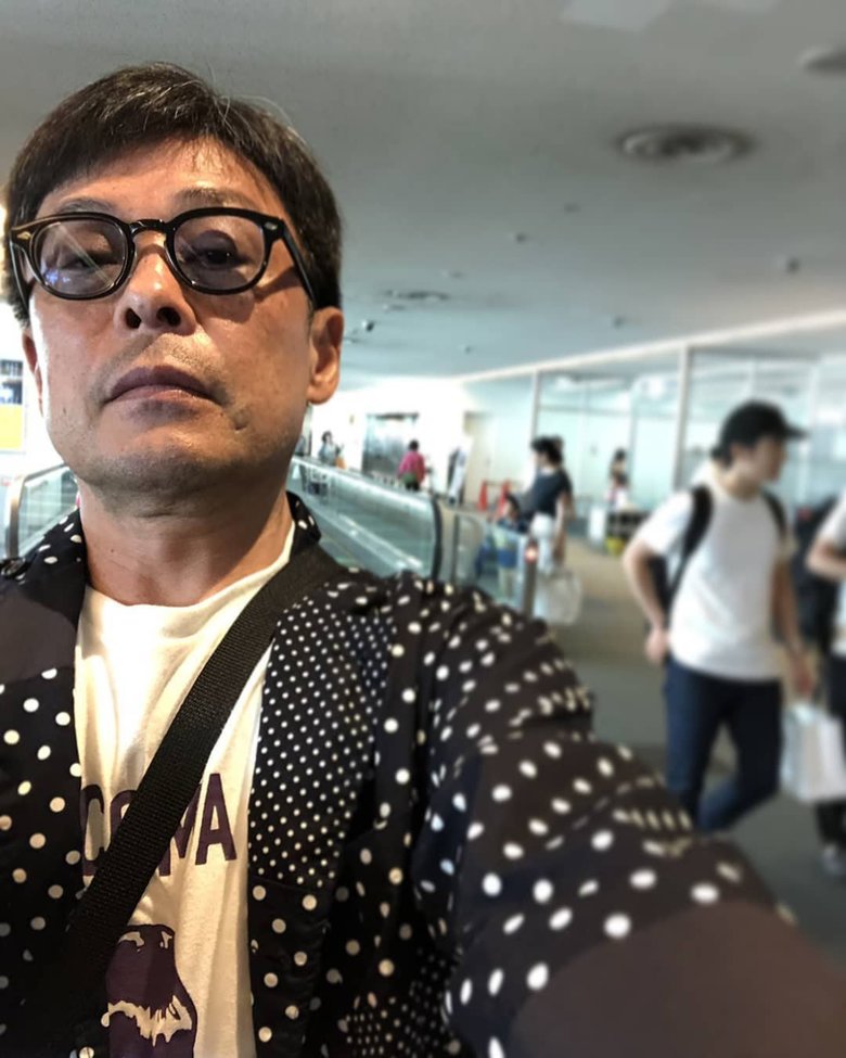 サイズ違いのポルカドットの切り替えがスタイリッシュな自撮り写真。Instagramには、おしゃれな私服姿も多い