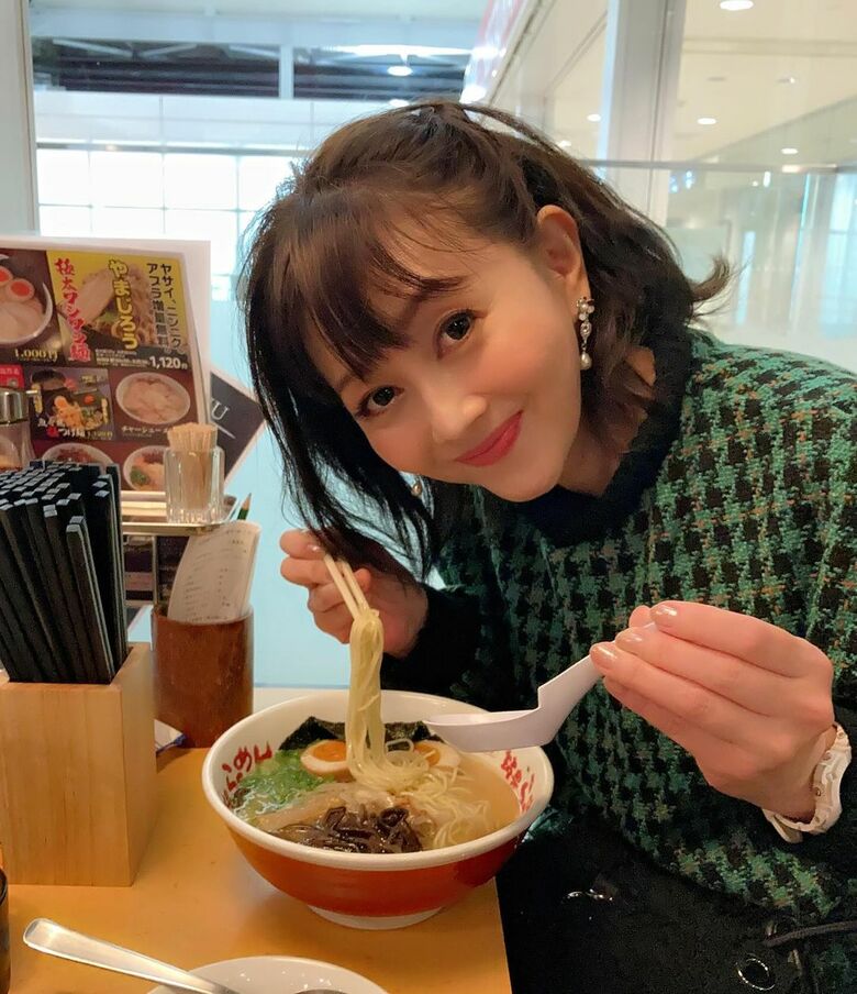 下関のイベント後に九州ラーメンを食す浅香さん／浅香唯インスタグラム（yui_asaka_official）より