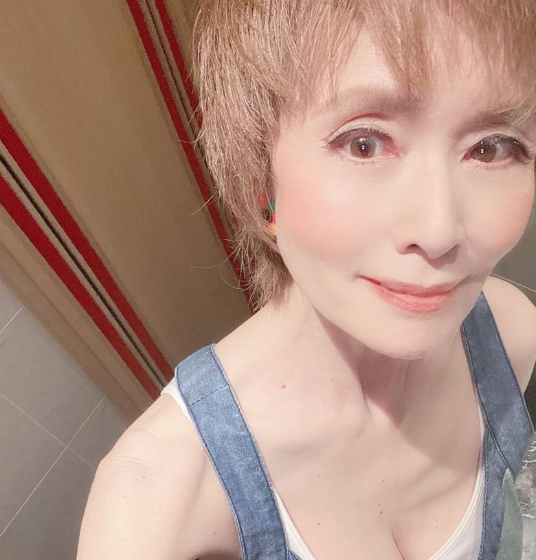 透き通るほど白い…！美肌を維持しているルミ子さん