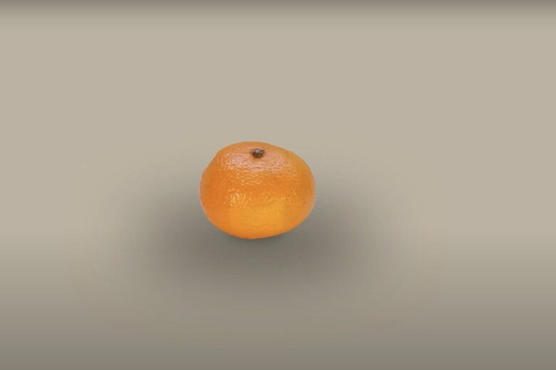 みかんにカッターで切り込みを入れていく（1/4）