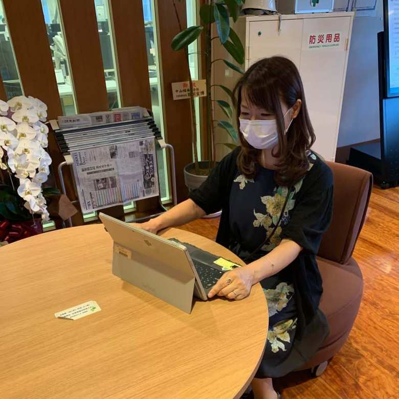 タニタ本社で働く西澤さん。個人事業主になってからも、社員とのやり取りや打ち合わせのためにタニタ本社へ来ることも多い