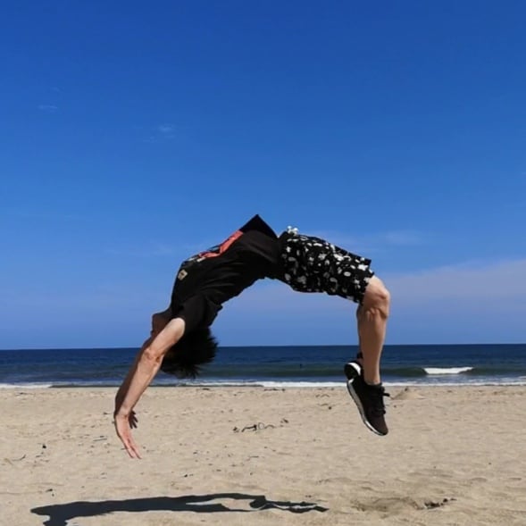 実はバク転もできる！40代でこの身のこなし