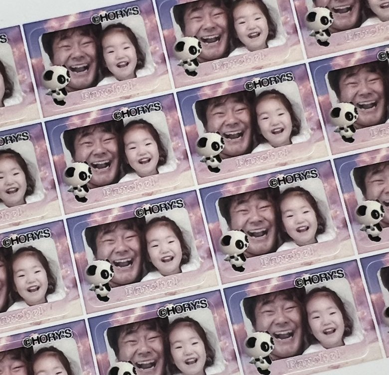 いしづかさんが3歳のときに撮った父・石塚英彦さんとのプリクラ