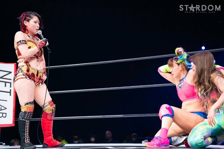 試合後のマイクパフォーマンスもカッコイイ詩美さん（C）STARDOM