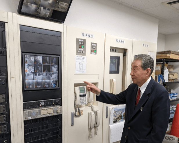 マンションのモニターチェックをする澤田さん