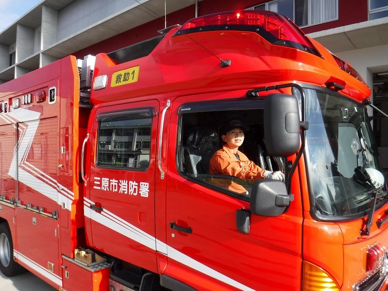消防車を運転する三原市消防署の女性署員