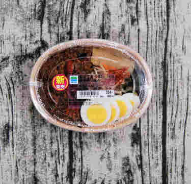 ファミマ「まぜて食べる！ 台湾風ごはん」本場の旨辛味がクセになる！