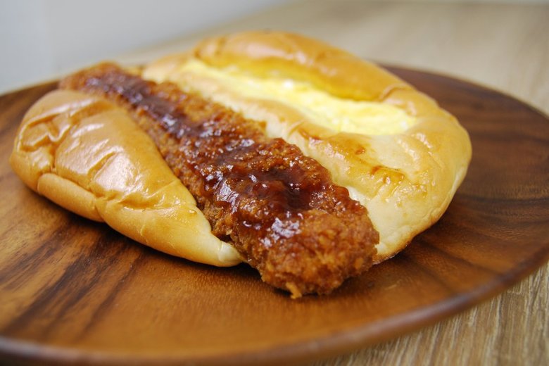 ローソンの人気パン「ドまんぞく メンチカツ＆たまごパン」の実物画像