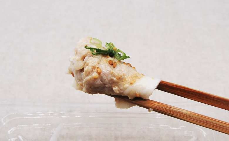 セブンイレブンの人気サラダ「豚しゃぶのコク旨胡麻ドレサラダ」の商品画像2