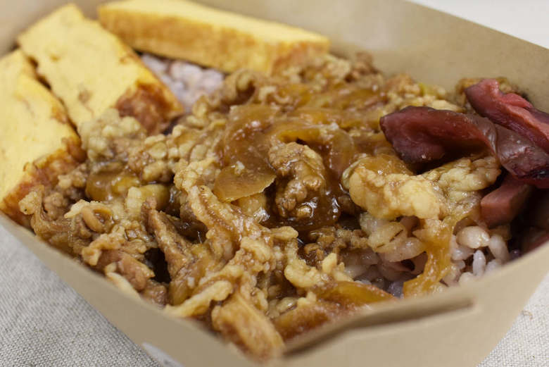 ナチュラルローソンのおすすめお弁当「玉子焼と山椒香る牛肉のお弁当」の食レポ画像