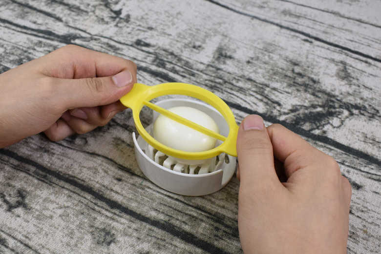 セリアのおすすめキッチン用品「3way卵切り器」の実物画像3