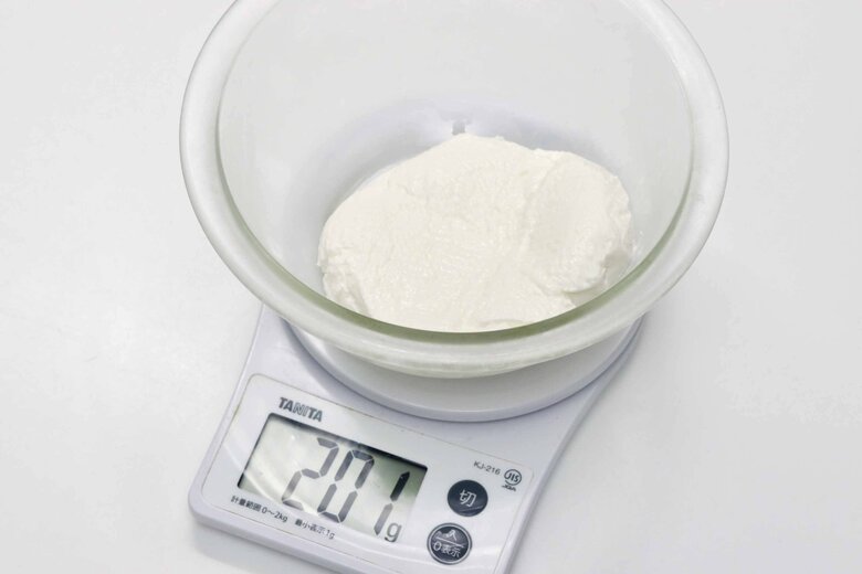 【作り方】2.水切りすることで400gの無糖ヨーグルトが200gになる
