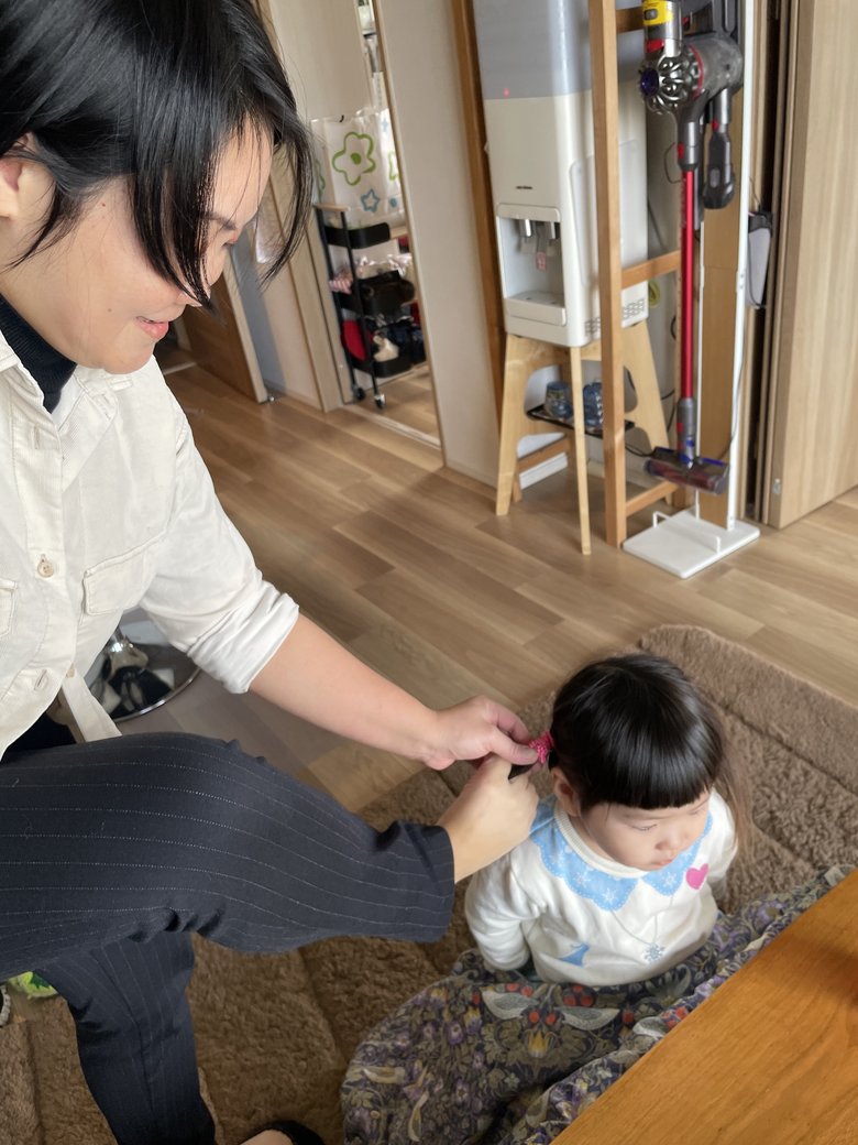 自宅では年じゅう裸足で過ごし、足も使って育児に向き合う