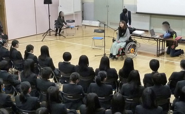 学校に訪問し、講演活動なども行う