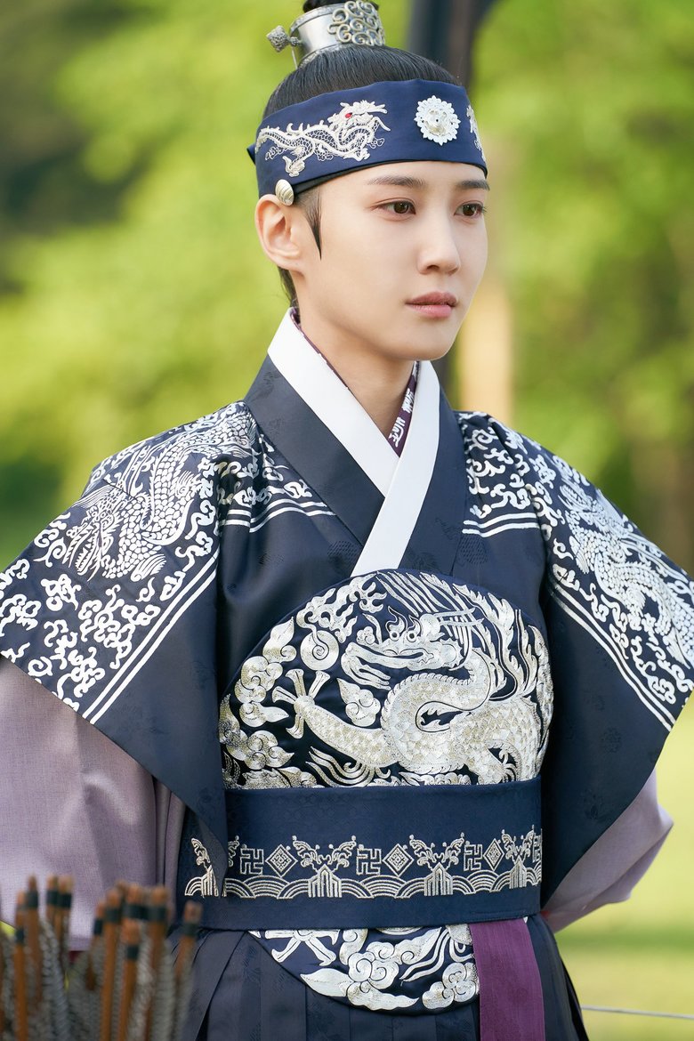 凛々しい男装役を演じたパク・ウンビンさん。Netflixシリーズ『恋慕』独占配信中