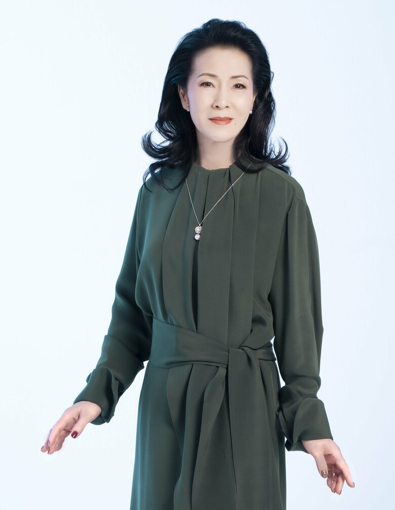 新曲『ほろ酔い満月』の艶やかな衣装姿の坂本さん