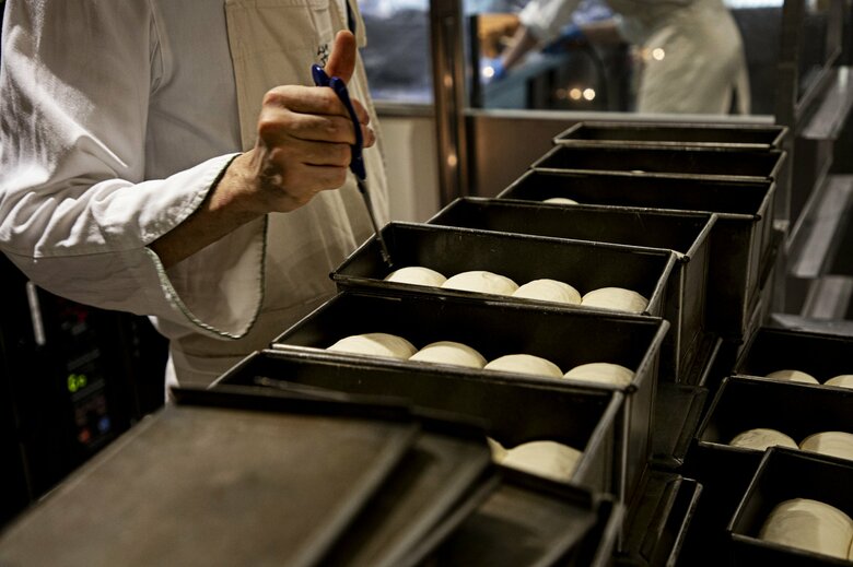 焼きあがったパンに気泡ができず美しい見た目になるように、ハサミでカットします