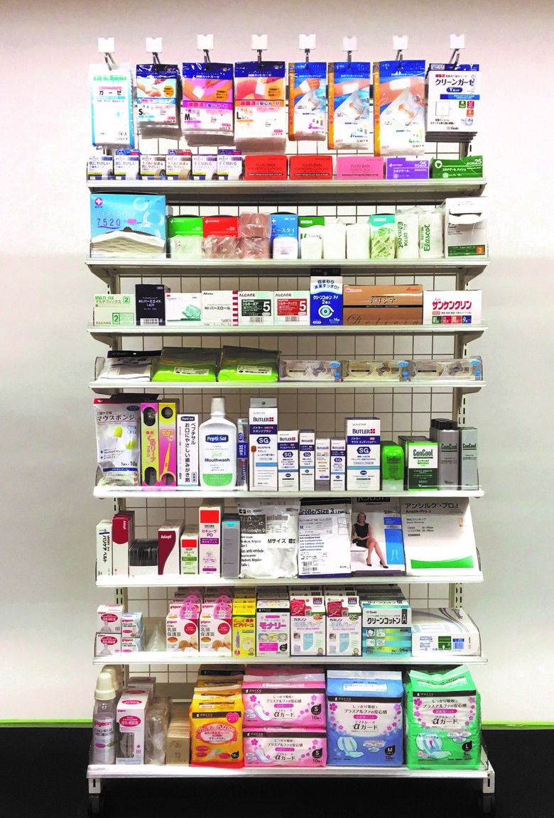 一般の店舗では見かけることがない医療関係の製品も販売されている