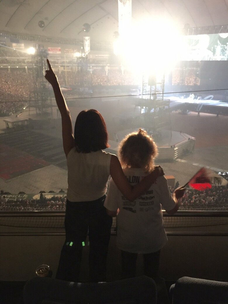 実母とライブに出かけた際の仲良しショット