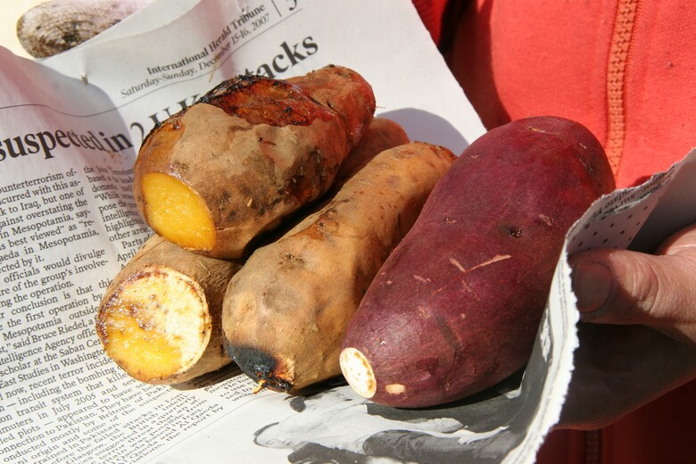 「蜜があふれる！」新聞にくるまれた大きな焼きいも