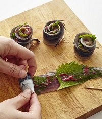 【さんまのぐるぐる焼き】
梅干しはタネをとり除いてたたく。
さんまは軽く塩(分量外)をふり、半分に切った青じそをのせ、たたいた梅干しを塗る。手前から巻き、巻き終わりをようじでとめる。