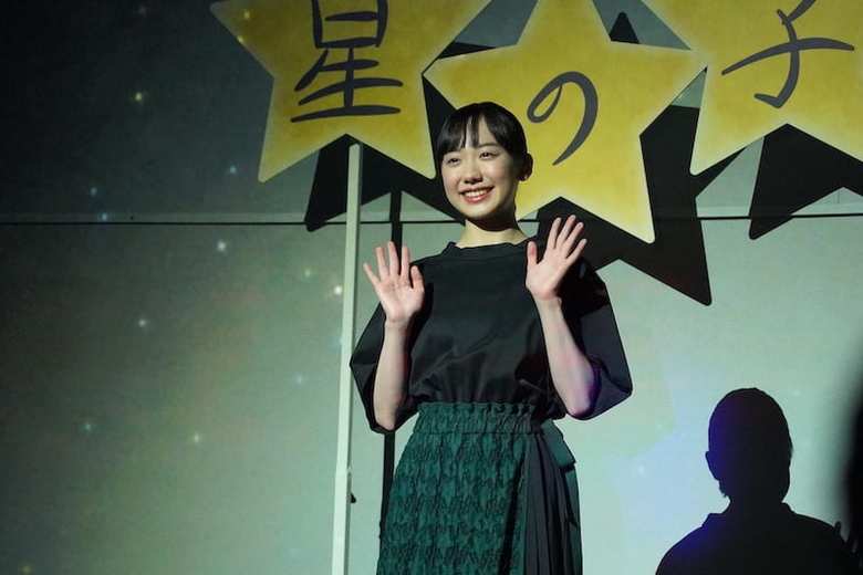 星空の下で笑顔に