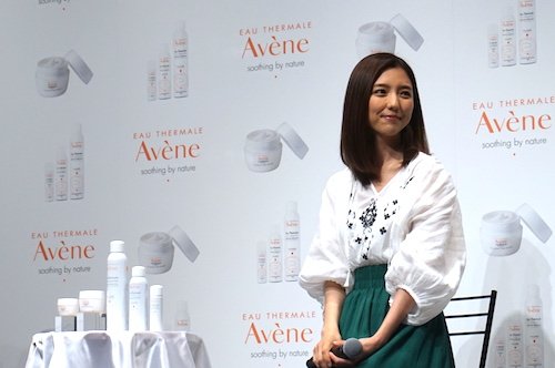 スキンケアの話に耳を傾ける真野さん